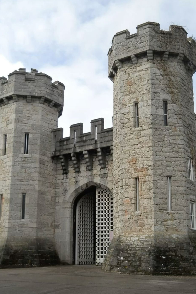 5-Castle and fortified estate 5-Castle and fortified estate